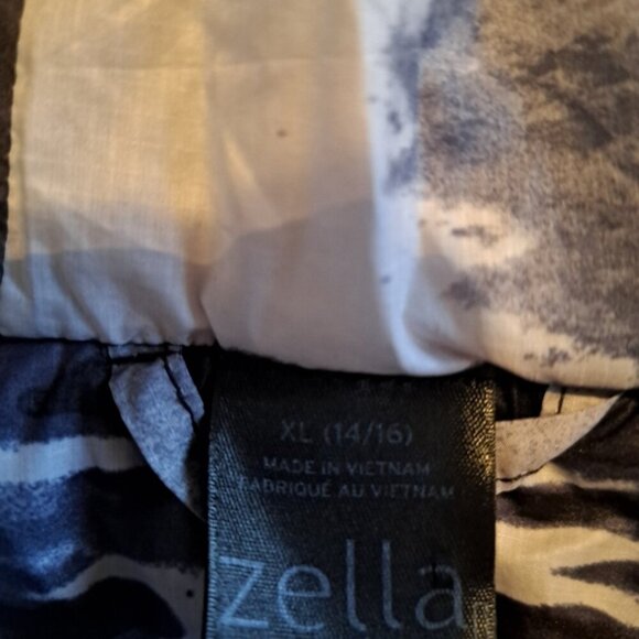 Zella girls size XL or 14/16 gray & black camo vest attached hood, VGUC - Picture 2 of 4